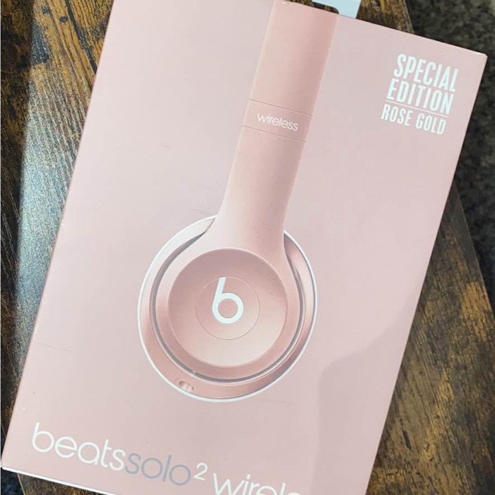 Beats Solo2 Wireless Headphones - Rose Gold